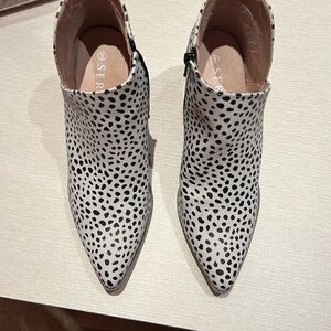 How cute are these boots.  Size 9